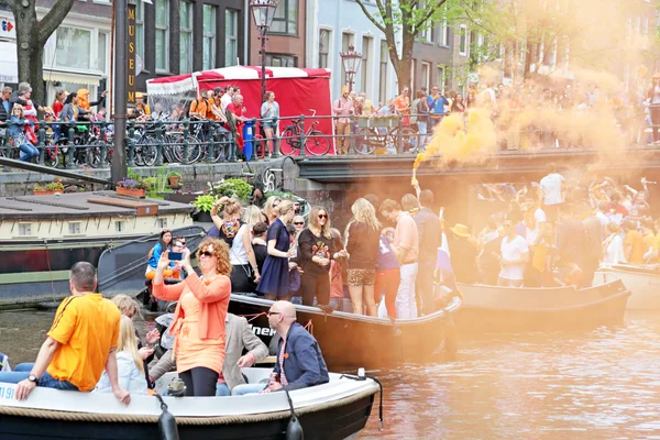 Canali di Amsterdam pieni di barche e persone — Foto Stock