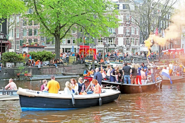 Amsterdamse grachten vol boten en mensen — Stockfoto