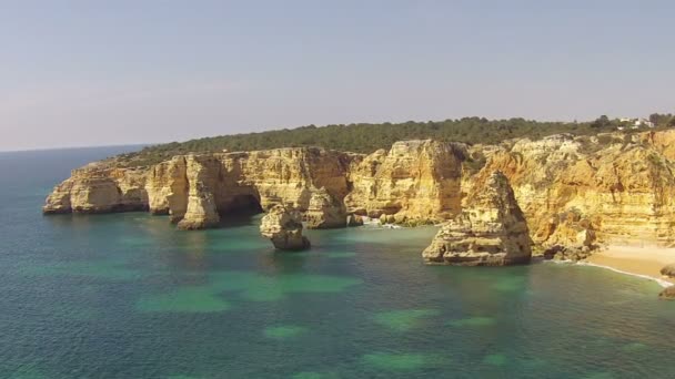 Praia Marinha no Algarve Portugal — Vídeo de Stock