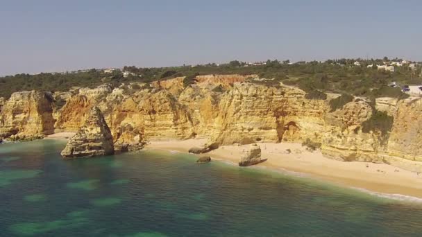 Costa sur de praia Marinha en el Algarve Portugal — Vídeos de Stock