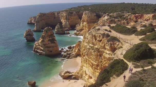 Costa sur de praia Marinha en el Algarve Portugal — Vídeos de Stock