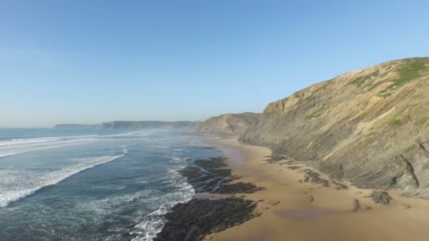 Aéreo de rochas naturais na costa oeste de Portugal — Vídeo de Stock