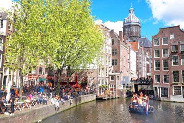 27 Nisan: Amsterdam tekne ve turuncu du insanlarda dolu Kanallar