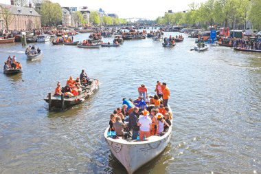 27 Nisan: Amsterdam tekne ve turuncu du insanlarda dolu Kanallar