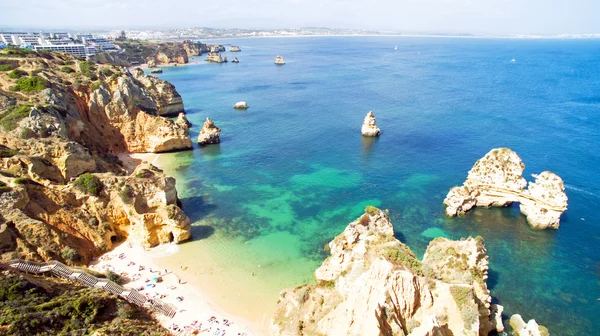 Luchtfoto van natuurlijke rotsen in de buurt van Lagos in de Algarve Portugal — Stockfoto