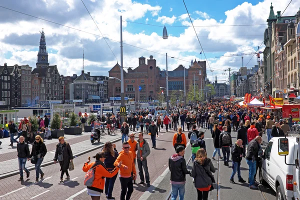 27 de abril: Amsterdã no Damrak durante a celebração do rei — Fotografia de Stock