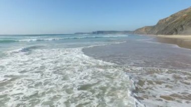 Okyanus dalgaları Praia Vale Figueiras Portekiz gelen hava