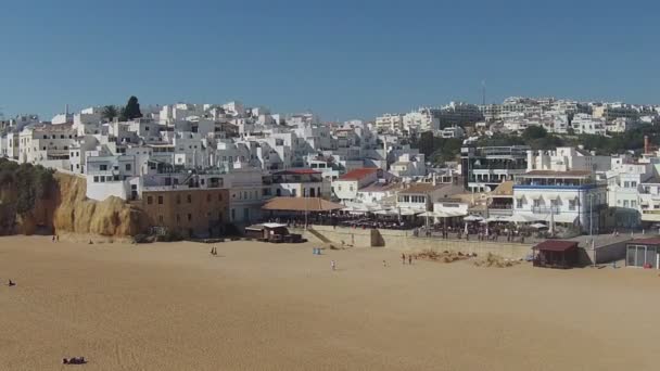 Aérea desde el pueblo de Albufeira en el Algarve Portugal — Vídeo de stock