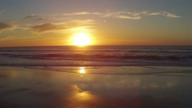 Praia Vale Figueiras Portekiz günbatımında gelen hava