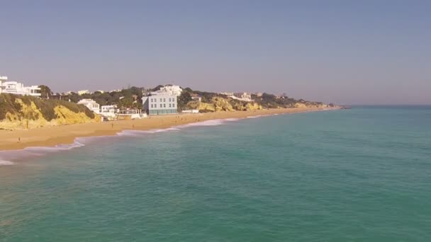 Luchtfoto van de zuidkust in Albufeira in de Algarve Portugal — Stockvideo