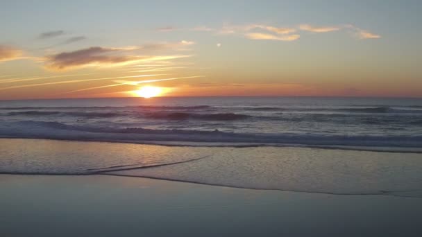 Luchtfoto van zonsondergang op praia Vale Figueiras in Portugal — Stockvideo