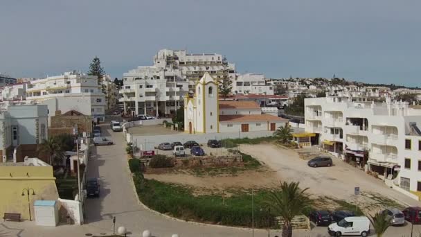 Luchtfoto van het dorp Luz in de Algarve Portugal — Stockvideo