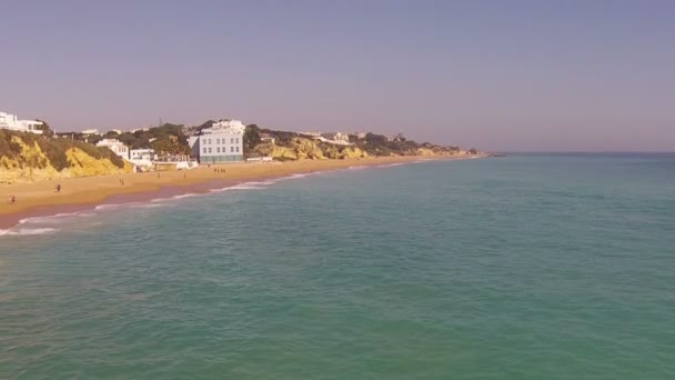 Luchtfoto van de zuidkust in Albufeira in de Algarve Portugal — Stockvideo