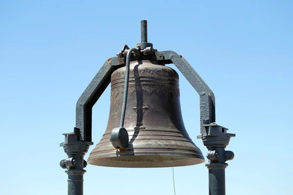 Campana antigua contra un cielo azul — Foto de Stock