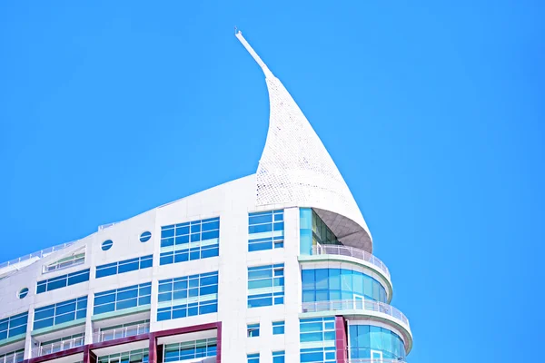 Moderne glazen gebouw in Lissabon — Stockfoto