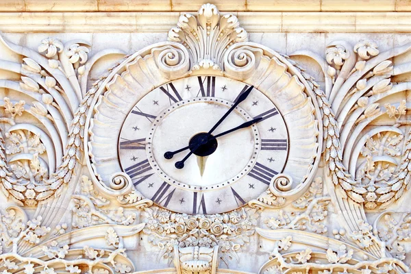 Antico orologio in pietra — Foto Stock