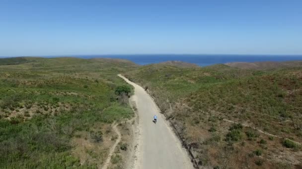 Bir toprak yolda bisikletçi bisiklet — Stok video