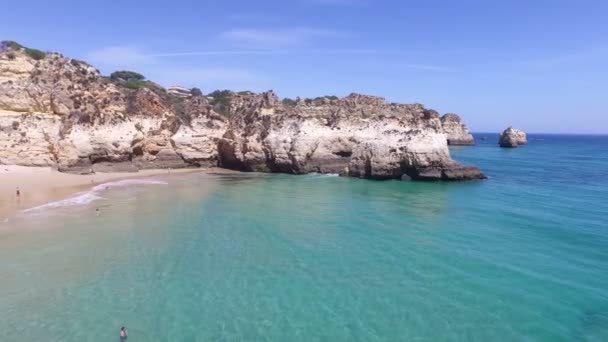 Naturliga stenar på Praia Tres Irmaos — Stockvideo