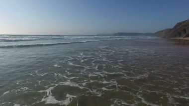 Atlantik Okyanusu'nun altında okyanus dalgaları