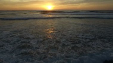 Gün batımında okyanus dalgaları