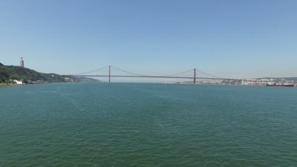 25 Abril-brug en de rivier de Tejo — Stockvideo