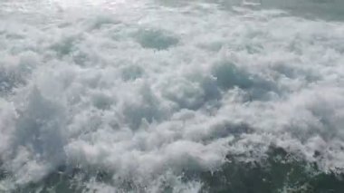 Atlantik Okyanusu'nun altında okyanus dalgaları