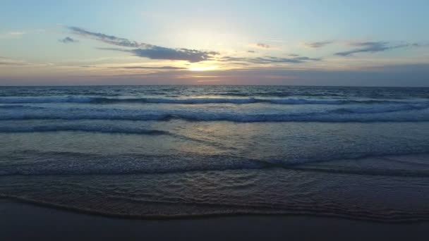 Ondas oceánicas al atardecer — Vídeo de stock