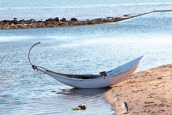 Традиционная рыболовная лодка в море — стоковое фото