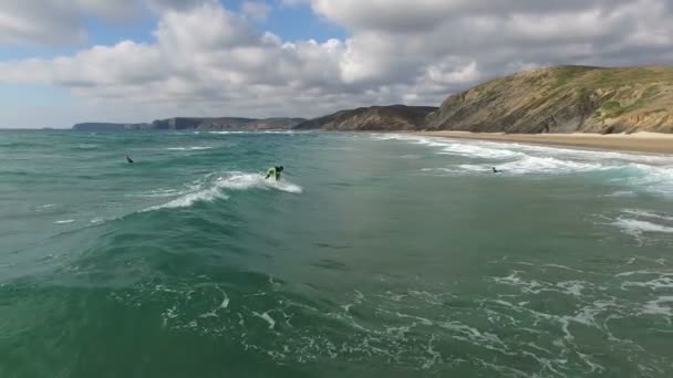 Anténu od oceánu a surfaři v Portugalsku — Stock video