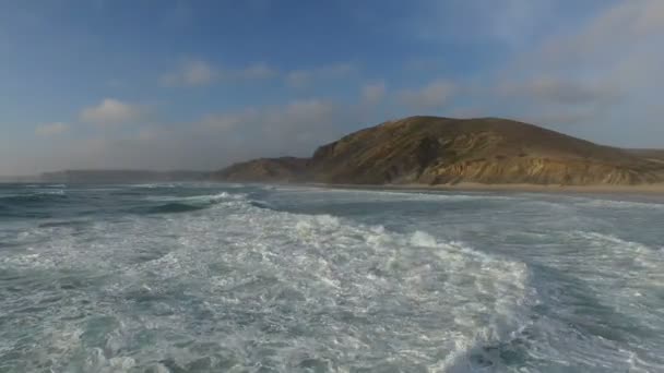 Воздух от океанских волн в Португалии — стоковое видео