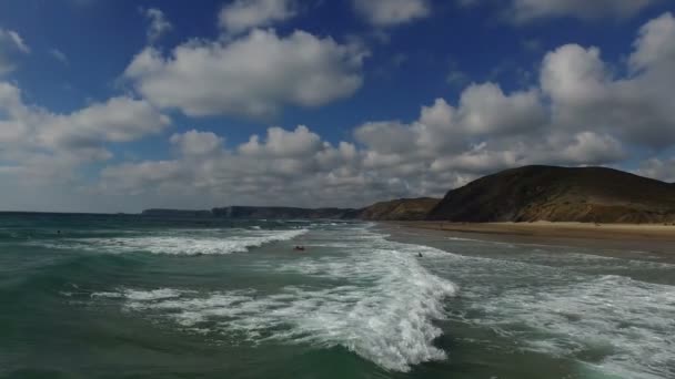 Luchtfoto van oceaan golven in Portugal — Stockvideo