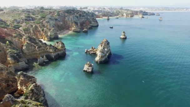 Anténu z přírodních kamenů v Lagosu v Portugalsku — Stock video