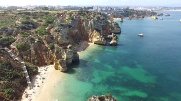 Flyg från naturliga stenar på Lagos i Portugal — Stockvideo