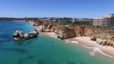 Algarve Portekiz 'deki Praia da Rocha' dan havadan.
