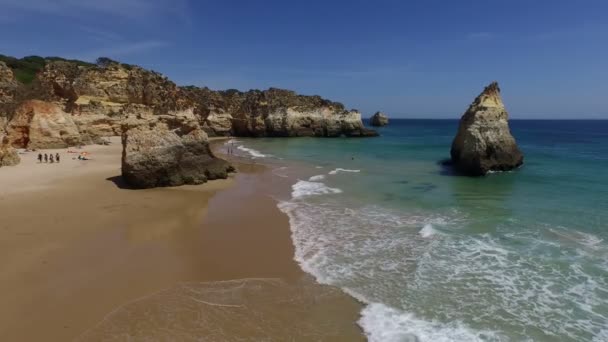 Luchtfoto van Praia Tres Irmaos in Alvor, Portugal — Stockvideo
