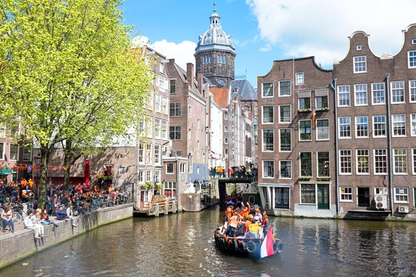 AMSTERDAM - APR 27: People celebrating Kings Day in Amsterdam on — Stock Photo, Image