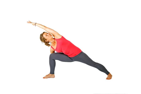 Mujer joven haciendo una postura de yoga sobre un fondo blanco — Foto de Stock