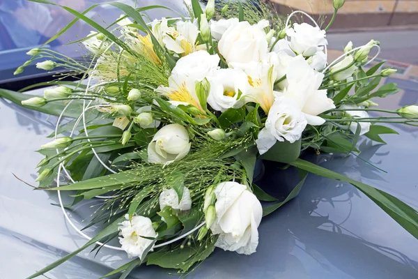 Ramo de flores de boda primer plano en el coche —  Fotos de Stock