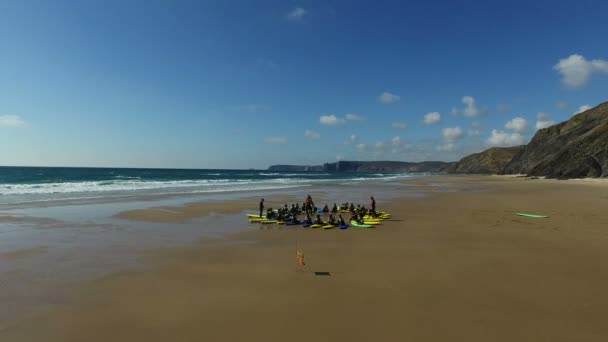 Vale Figueiras, Portugal - 21 de julio de 2015: Escuela de surf en la playa de Figueiras, enseña a los surfistas esperanzados los trucos del deporte surfista. Vale Figueiras es una conocida playa de surfistas en Portugal . — Vídeo de stock