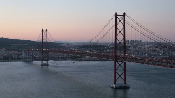 25 abril brug in Lissabon Portugal bij zonsondergang — Stockvideo