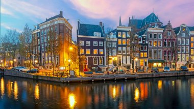 Amsterdam 'daki Keizersgracht' da gece vakti şehir manzarası.