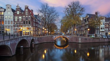 Hollanda, Amsterdam 'daki Keizersgracht' ta güzel bir gün batımı.