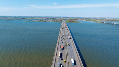 Hollanda 'daki Hollands Diep' in karşısındaki Moerdijk köprüsündeki A16 otobanındaki trafikten gelen hava aracı.