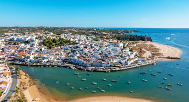 Algarve Portekiz 'in geleneksel turistik kenti Ferragudo' dan bir hava aracı.