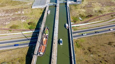 Hollanda 'daki Enkhuizen yakınlarındaki Krabbersgat' tan havadan görüntüler. Dünyadaki ilk seyir kanalı..