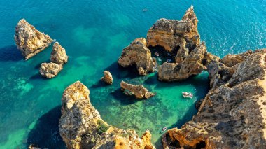 Lagos Portekiz yakınlarındaki Ponte Piedade 'deki doğal kayalardan havadan çekilen üst çekim.