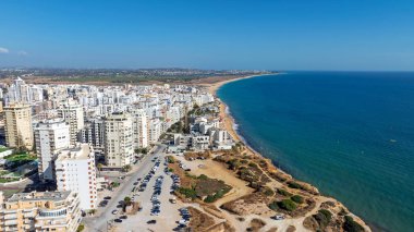 Algarve Portekiz 'deki Armacao de Pera şehrinden havadan.