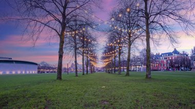 Amsterdam 'daki Museumplein Müzesi' nde Noel süsü. Alacakaranlıkta Hollanda.
