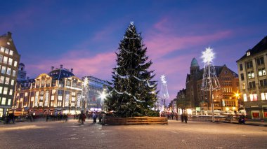 Amsterdam 'daki lanetli meydan. Hollanda' da gün batımında.