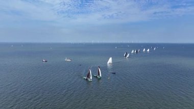 Hollanda, Friesland 'deki Stavoren yakınlarındaki IJsselmeer' de bulunan skutsjessilen 'den havadan.